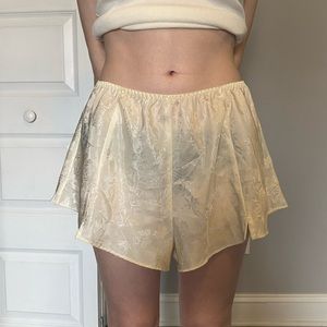 Silk cream-colored shorts with embroiled flowers